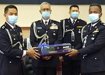 HASANUDDIN Hassan (dua dari kiri) menyaksikan acara serah terima tugas Syed Basri Syed Ali (kiri) dan Shamsudin Mamat (kanan) pada Majlis Serah Terima Tugas Jawatan Ketua Polis Daerah Baling di Baling, hari ini. - UTUSAN/NORLIA RAMLI