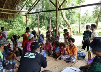 SH. Mohd Firdaus Sh. Othman (membelakangkan kamera, dua dari kanan) sedang mengislamkan etnik Bateq di Perkampungan Orang Asli Suku Kaum Bateq Kampung Bengoi Ulu Sat, Ulu Tembeling, Jerantut, Pahang semalam.-Gambar: Ihsan MUIP