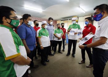 NURUL Amin Hamid (tiga dari kanan) bersama Mohd. Fadzil Zolkipli (kanan) dan Mohd. Saffuan Sabari (dua dari kanan) memegang kenyataan media mengenai sokongan tuntutan caj bekalan air kerajaan Kedah kepada Pulau Pinang di Kuala Kedah hari ini.