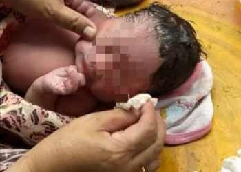 BAYI perempuan yang masih bernyawa ditemukan di belakang sebuah rumah di Kampung Delek Kanan, Sungai Udang, Klang, Selangor hari ini.