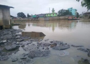 SITUASI terkini paras air Sungai Golok di kawasan pangkalan haram Paun di Rantau Panjang, Kelantan.-UTUSAN/YATIMIN ABDULLAH