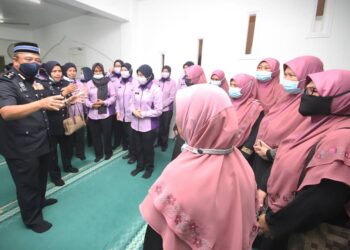 Ketua Polis Kelantan, Deputi Komisioner Datuk Shafien Mamat memberi amanat kepada para Amanita selepas merasmikan Majlis Taman Angkat Amanita di Masjid Taman Putra SBJ Putra, Wakaf Bharu Tumpat semalam. -UTUSAN/ ZULHANIFA SIDEK