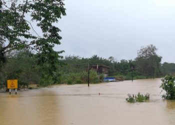 ANTARA rumah di Kampung Tebak yang dinaiki air selepas air Sungai Tebak melimpah ke kediaman penduduk di Kemaman hari ini.-UTUSAN/ NIK NUR IZZATUL HAZWANI NIK ADNAN