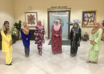 ASMAIZA Ahmad (tiga dari kanan) bersama sebahagian kakitangan di Kompleks DUN Kangar selepas sesi mengambil ukuran badan untuk membuat busana kebaya Perlis di Kompleks DUN, Kangar, Perlis hari ini.- UTUSAN/NAZLINA NADZARI