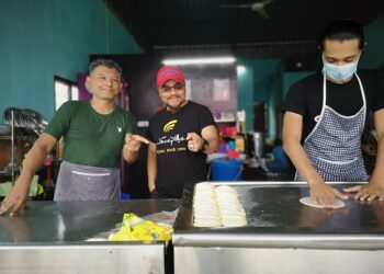 ROY Kapilla (tengah) bersama Renggo (kiri) di Kedai Makan Santai Renggo Arrow di Kampung Sungai Petai, Pasir Puteh, hari ini. -UTUSAN/TOREK SULONG