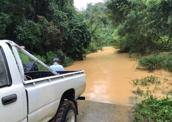 PENDUDUK Orang Asli suku kaum Bateq di Kampung Pasir Linggi, Pos Lebir, Gua Musang, Kelantan terperangkap apabila jambatan menghubungkan kampung mereka tenggelam selepas air Sungai Lebir naik mendadak. -UTUSAN/AIMUNI TUAN LAH