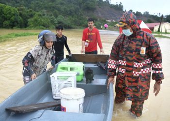 JUSNATA AINA Mohamad (kiri) melihat kucing-kucingnya yang diselamatkan anggota Balai Bomba dan Penyelamat Chukai di Perumahan Taman Rakyat Telok Kalong di Kemaman, hari ini.-UTUSAN/ NIK NUR IZZATUL HAZWANI NIK ADNAN