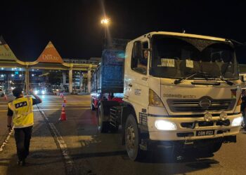 KENDERAAN perdagangan yang diperiksa dalam Ops Halangan di susur keluar plaza tol Lebuh Raya Utara Selatan (PLUS) Juru dekat Bukit Mertajam, Pulau Pinang malam tadi. -UTUSAN/ SITI NUR MAS ERAH AMRAN