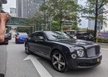 KENDERAAN Sultan Perak, Sultan Nazrin Muizzuddin Shah tiba di Masjid Ar- Rahah pagi tadi.-UTUSAN/OMAR ZIN