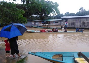 KAWASAN rendah di Kampung Bantal, Ulu Tembeling, Jerantut Pahang mula dinaiki air ekoran hujan lebat yang berterusan sejak Jumaat lalu.