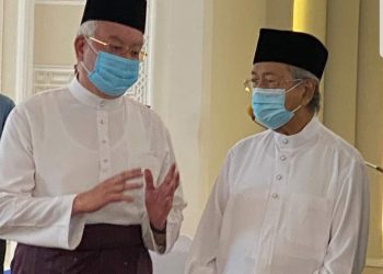 DR. Mahathir Mohamad (kanan) dilihat berbual-bual bersama Datuk Seri Najib Tun Razak ketika di Masjid Ar-Rahah di sini hari ini.