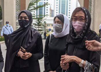 DARI kiri, Young Syefura Othman bersama-sama Yeo Bee Yin dan Teresa Kok ditemui pemberita selepas melawat jenazah Allahyarhamah Tun Rahah Mohamed Noah di Masjid Ar-Rahah di sini hari ini. -UTUSAN/OMAR ZIN