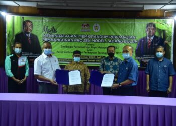 MOHD. KHAIRUDDIN Aman Razali  (tiga dari kiri) bersama Ahmad Samsuri Mokhtar (tiga dari kanan) selepas menyaksikan permeteraian memorandum perjanjian (MoA) projek Model Ladang Buluh di TTITC di Kampung Teris, Hulu Terengganu hari ini.