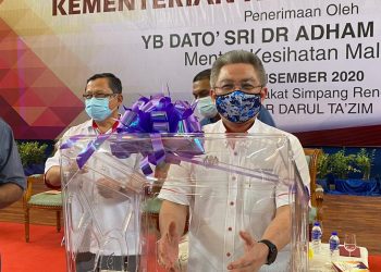 DR. ADHAM (kanan) menunjukkan kotak aerosol intubation box dalam Majlis Penyerahan Sumbangan UTMShield di Dewan Muafakat Simpang Renggam, Johor.