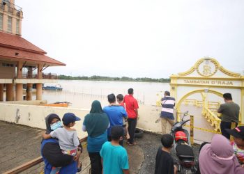 KOTA BHARU - ORANG ramai melihat keadaan air Sungai Kelantan di Tambatan D'Raja yang kini di paras amaran hari ini.-UTUSAN/ ZULHANIFA SIDEK