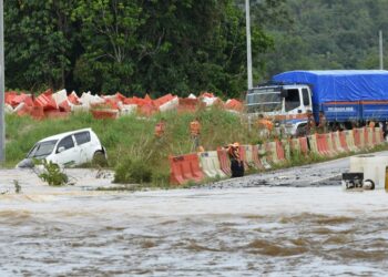 SEBUAH Perodua Myvi yang dinaiki seorang kakitangan awam hanyut dibawa arus deras dalam kejadian di Kampung Batu 10, Pasir Gajah, Jalan Air Putih-Chukai di Kemaman hari ini.