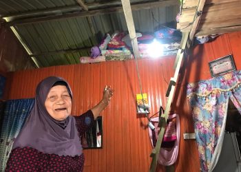 AISHAH Hussin menunjukkan loteng dalam rumah sebagai tempat menyimpan barang bagi menghadapi banjir di Kampung Limau Kasturi, Gua Musang, Kelantan. -UTUSAN/AIMUNI TUAN LAH