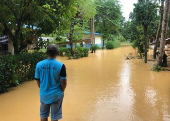 LALUAN ke Kampung Limau Kasturi, Gua Musang, Kelantan ditenggalami air Sungai Galas, hari ini.-UTUSAN/AIMUNI TUAN LAH