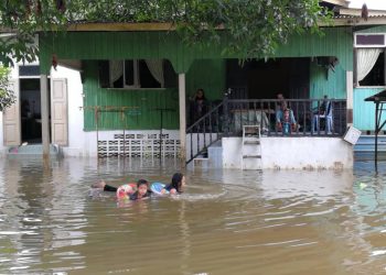 ANTARA rumah yang dinaiki air di Kampung Mentok, Kemaman hari ini. -UTUSAN/ Nik Nur Izzatul Hazwani Nik Adnan