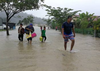 PENDUDUK di Perumahan Taman Rakyat Teluk Kalong di Kemaman berpindah berikutan kediaman mereka dinaiki banjir. 

ANGGOTA bomba membantu penduduk berpindah di Kemasik, Kemaman. -UTUSAN/ NIK NUR IZZATUL HAZWANI NIK ADNAN