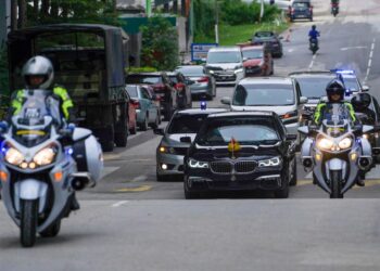 KENDERAAN Sultan Selangor, Sultan Sharafuddin Idris Shah berangkat tiba ke Masjid Ar-Rahah di sini sebentar tadi.-UTUSAN/OMAR ZIN