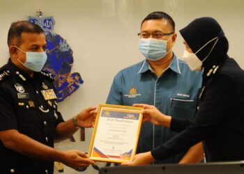 AYOB Khan Mydin Pitchay (kiri) menyampaikan Sijil Penghargaan Pembancian E-Census kepada Ketua Polis Daerah Johor Bahru Utara, Asisten Komisioner Rupeah Abd. Wahid sambil diperhatikan Pengarah Perangkaan Negeri Johor, Wan Mohd. Shahrulnizam Wan Mohd. Najuri sempena Majlis Penyampaian Sijil Banci Penduduk dan Perumahan Malaysia 2020 (E-Census) di Ibu pejabat Polis Kontinjen (IPK) Johor. - UTUSAN/RAJA JAAFAR ALI