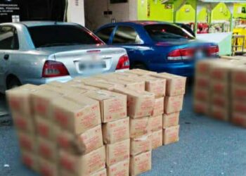 MINYAK masak bersubsidi seberat 2,040 kilogram dari dua kenderaan di Jalan Pangkal Meleret, Machang, semalam. - IHSAN KPDNHEP