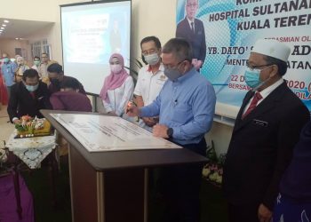 ADHAM menurunkan tandatangan pada plak perasmian Kompleks Psikiatri Hospital Sultanah Nur Zahirah (HSNZ) di Kuala Terengganu hari ini.-UTUSAN/Noradila Mahamad