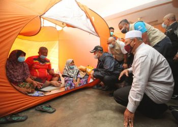 TAN Sri Muhyiddin Yassin bersama Datuk  Ahmad  Yakob (kanan) serta Dr. Aminuddin Hassim (dua dari kiri) semasa melawat mangsa banjir 
di pusat pemindahan sementara (PPS) banjir di SK Gual Tinggi, Rantau Panjang di sini hari ini. -UTUSAN/ZULHANIFA SIDEK