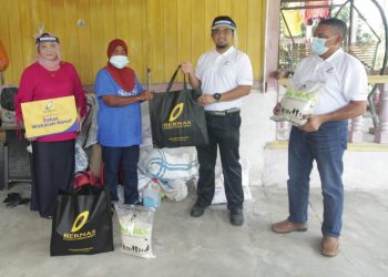 NORSALLEHUDIN Adnan (dua dari kanan) diiringi Rosniza Baharum (kiri) menyampaikan sumbangan kepada Halijah Dahlan, 61 (dua dari kiri) di Rumah Pemulihan Banjir (RPB) Sepayang di Rompin, Pahang hari ini.