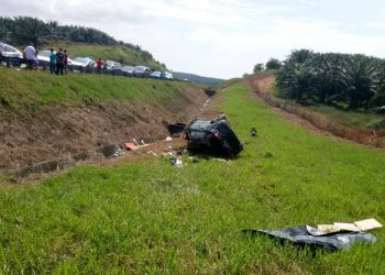 SEPASANG suami isteri maut manakala seorang lagi cedera parah selepas tercampak keluar daripada kenderaan jenis Honda HRV dalam kemalangan di Kilometer 23 Lebuh Raya Seremban-Port Dickson, Port Dickson hari ini.-IHSAN POLIS