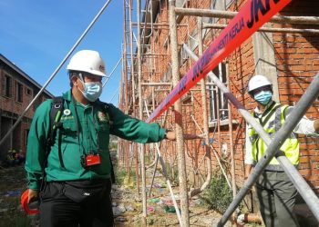 ANGGOTA Penguat kuasa JKKP menyita serta merta perancah yang didapati berada dalam keadaan yang tidak selamat untuk digunakan kerana rosak dan patah dalam Op Bina di sebuah tapak pembinaan di Kangar, Perlis hari ini.- UTUSAN/ NAZLINA NADZARI