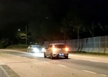 SEBUAH kereta melawan arus yang dipandu seorang anggota polis trafik di Jalan Lingkaran Dalam, Johor Bahru, Johor.