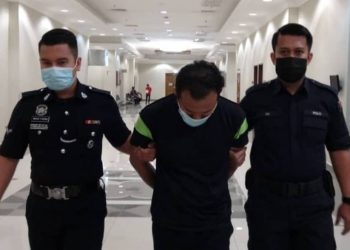 TENGKU Mohammad Khaireel Tengku Wahab (tengah) dibawa anggota polis selepas didakwa di Mahkamah Sesyen Kuantan, di Kuantan, Pahang hari ini. - UTUSAN/NIK SUKRY RAMLI