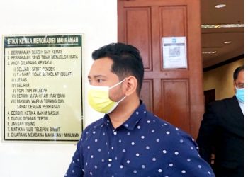 NAIM Arshad mengaku tidak bersalah terhadap tuduhan menggunakan penyata bank palsu bagi mendapatkan tender projek kerajaan di Mahkamah Sesyen Alor Setar, hari ini. UTUSAN/JAMLIAH ABDULLAH