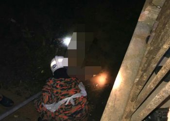 ANGGOTA bomba membawa keluar mayat ditemui berhampiran jeti di Sungai Bilah, Bukit Gambir, Tangkak, Johor semalam.