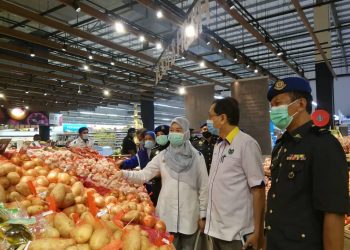 NORAZAH Jaapar (kiri) bersama
Azizan Sulaiman (tengah) meninjau harga barangan sempena Program Kesedaran Pengguna dan Tinjauan Skim Harga Maksimum Musim Perayaan Krismas Tahun 2020 di Pasar Raya C-Mart, Arau, Perlis hari ini.- UTUSAN/NAZLINA NADZARI