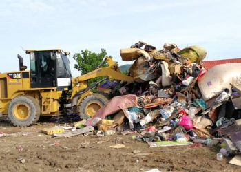 SEBUAH jengkaut mengangkat sampah untuk dimuatkan dalam lori sebelum dibawa ke tapak pelupusan sampah Bukit Takal, Chukai di Kemaman hari ini. -UTUSAN/Nik Nur Izzatul Hazwani Nik Adnan