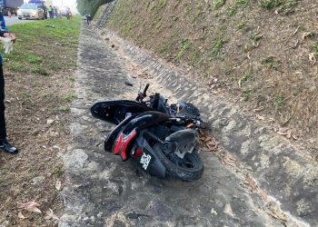 MOTOSIKAL jenis Honda PCX ditunggangi mangsa yang merempuh belakang lori dalam kemalangan di Kilometer 197.5 Lebuh Raya Utara-Selatan arah utara di Alor Gajah, Melaka