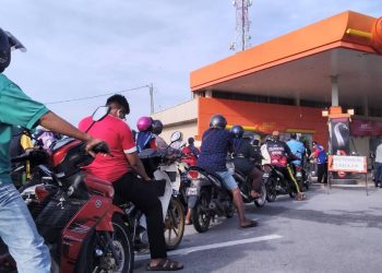 PENUNGGANG motosikal beratur untuk mendapatkan minyak percuma dalam Program Jom Minyak Percuma di Bagan Serai hari ini. - UTUSAN/WAT KAMAL ABAS