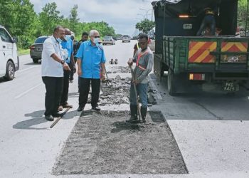 HASSAN (tengah) meninjau kerja baik pulih Lebuh Raya Pasir Gudang berhampiran susur keluar ke Plentong, Pasir Gudang, Johor. UTUSAN/KHAIRUL MOHD ALI