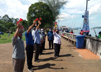 DR. Ammar Abd. Ghapar (kanan) membunyikan hon udara ketika merasmikan pertandingan memancing Tourism Malaysia Surfcasting Tour 2020 Siri 3 di Lumut hari ini. - UTUSAN/SHAMSUL KAMAL AMARUDIN