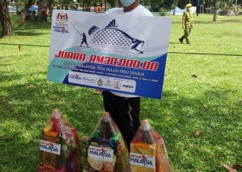 MOHD. Nik Rizalmi Nik Baharudin bersama hadiah yang diterima selepas menjuarai pertandingan memancing Tourism Malaysia Surfcasting Tour 2020 - Siri 3 di Lumut hari ini. - UTUSAN/SHAMSUL KAMAL AMARUDIN