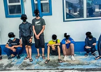 LAPAN individu ditahan Jabatan Perhutanan Negeri Johor dan polis kerana dikesan menceroboh Hutan Simpanan Kekal Panti, Kota Tinggi, Johor semalam.