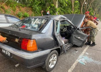 KENDERAAN mangsa yang remuk selepas terlibat dengan sebuah lori lima tan dalam kejadian di Jalan Tampin-Gemas berhampiran Kampung Bukit Geduk, Tampin, semalam.