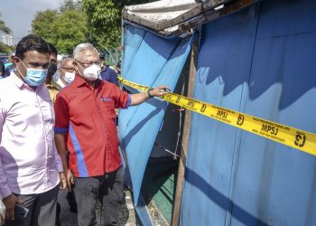 NOH Omar (kanan) bersama Presiden Pertubuhan Ikatan Usahawan Kecil dan Sederhana (IKHLAS), Datuk Mohd Ridzuan Abdullah (kiri) melawat ke gerai-gerai peniaga yang dirobohkan oleh Majlis Bandaraya Subang Jaya (MBSJ) pada 28 Disember lalu di Taman Puchong Permai di sini hari ini. UTUSAN: FARIZ RUSADIO