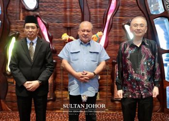 SULTAN Ibrahim berkenan menerima menghadap Datuk Seri Dr. Wee Ka Siong (kanan) dan Datuk Mohd Zarif Mohd Hashim di Istana Flintstones, Mersing hari ini.