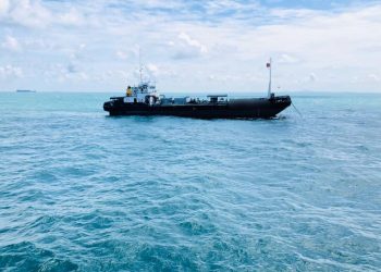 KAPAL tangki ditahan Agensi Penguatkuasaan Maritim Malaysia (Maritim Malaysia) kerana didapati bersauh tanpa kebenaran di Perairan Johor Timur, Kota Tinggi semalam.