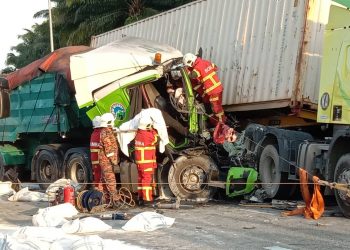 PEMANDU treler yang membawa muatan tar maut akibat tersepit dalam kemalangan membabitkan tiga buah kenderaan berat di Kilometer 273.7 Lebuh Raya Utara Selatan (PLUS) arah Selatan dekat Seremban pagi tadi.-Ihsan Polis