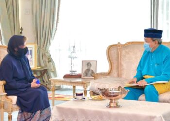 SULTAN Sharafuddin berkenan menerima menghadap Tan Sri Dr. Zeti Akhtar Aziz di Istana Bukit Kayangan, Shah Alam, Selangor semalam. - IHSAN SELANGOR ROYAL OFFICE